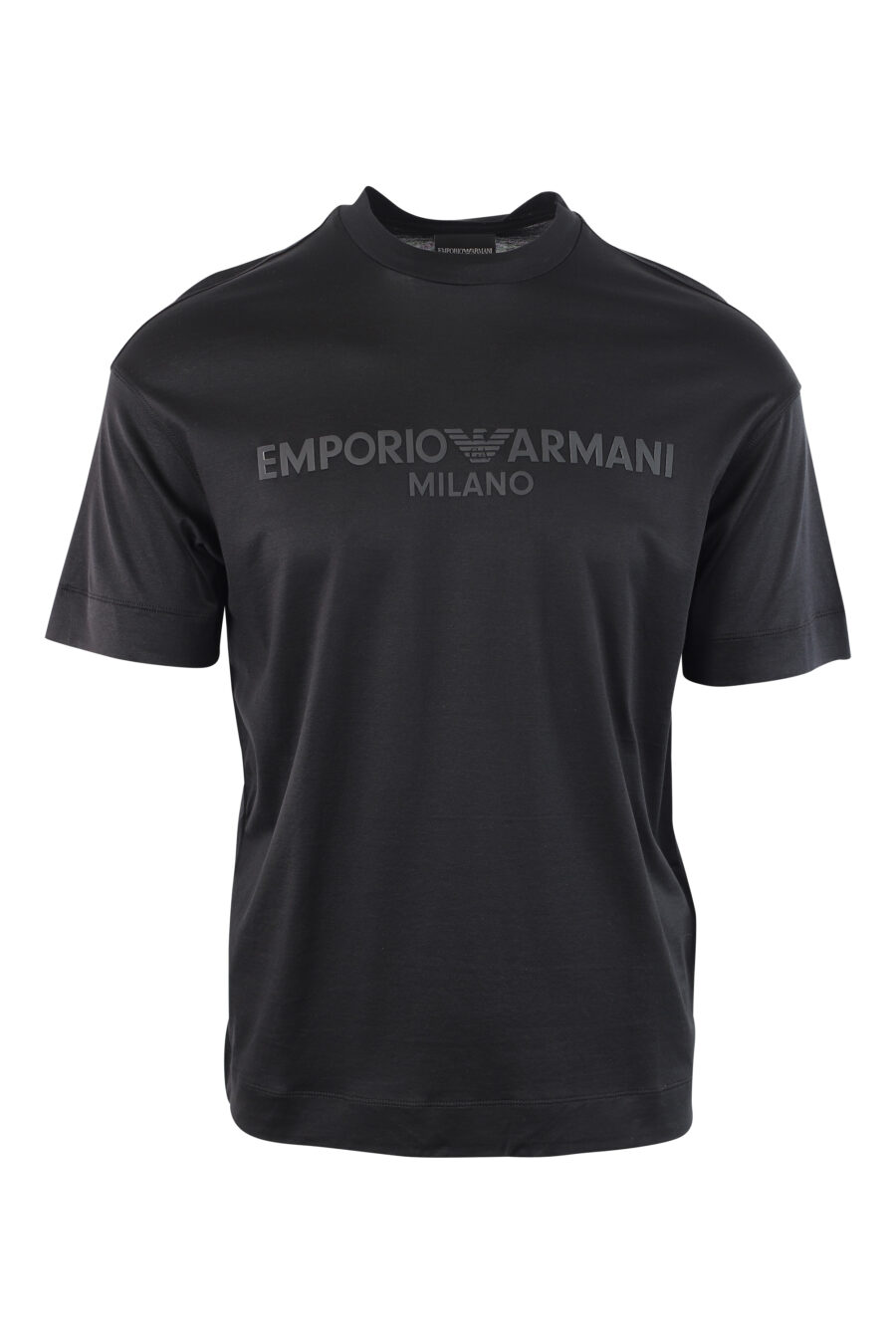 Camiseta negra con logo monocromático centrado - IMG 3785