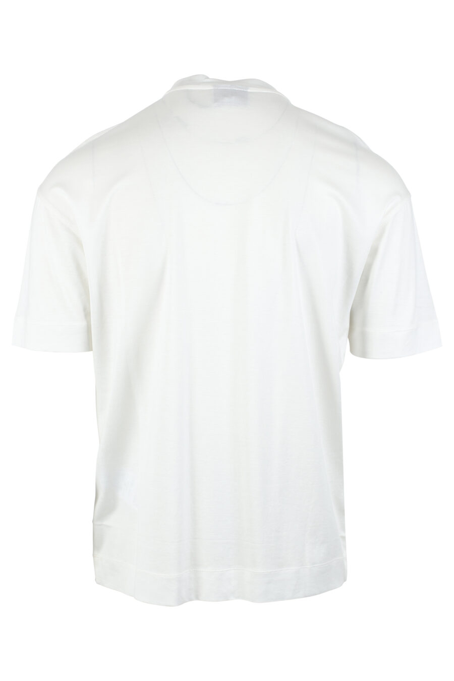 Camiseta blanca con logo monocromático centrado - IMG 4781