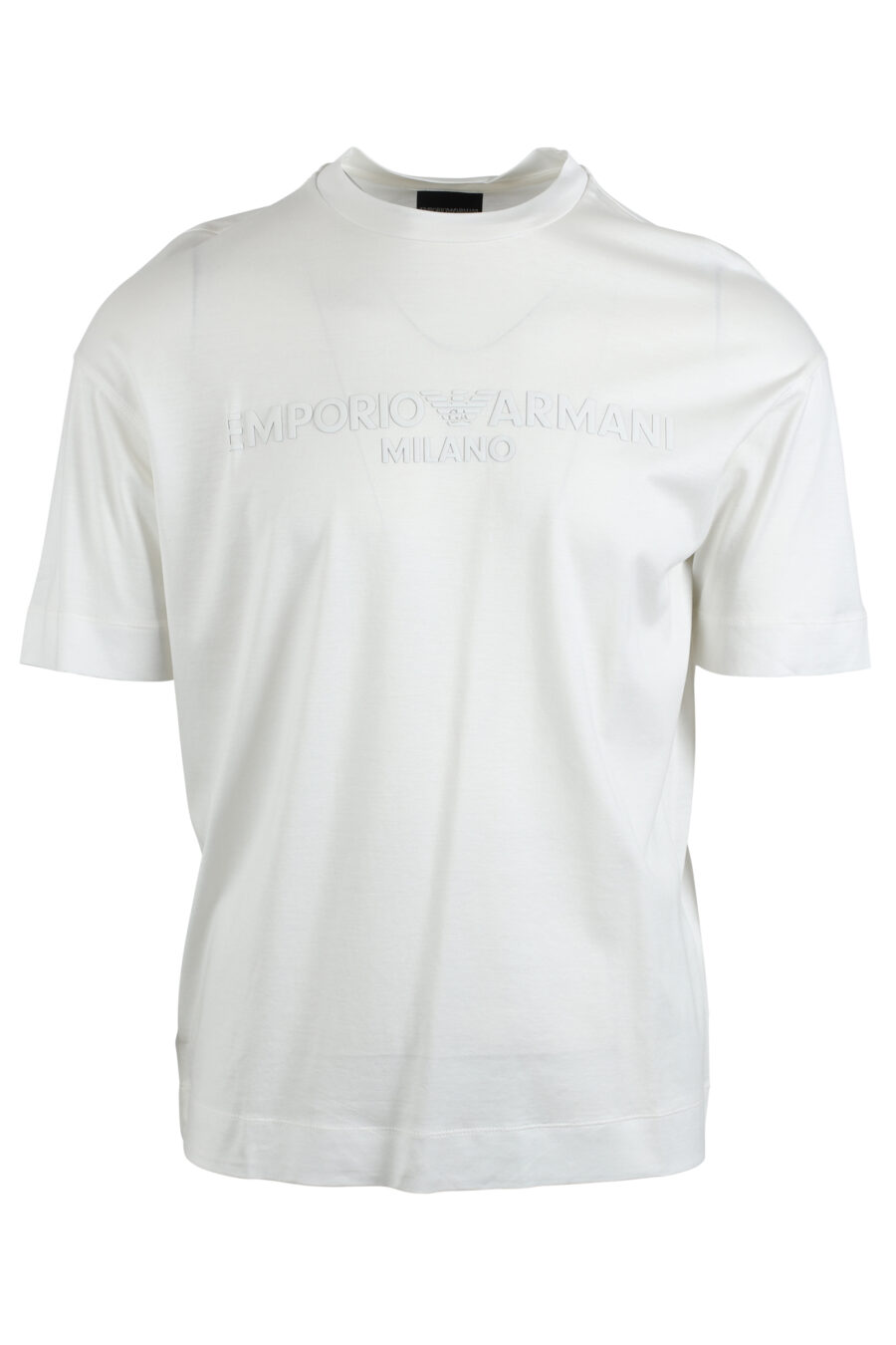 Camiseta blanca con logo monocromático centrado - IMG 4782