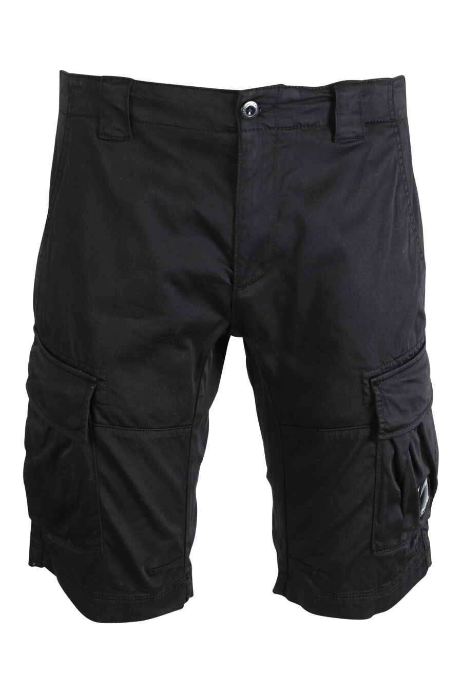 Pantalón corto negro estilo cargo con minilogo circular - IMG 9468
