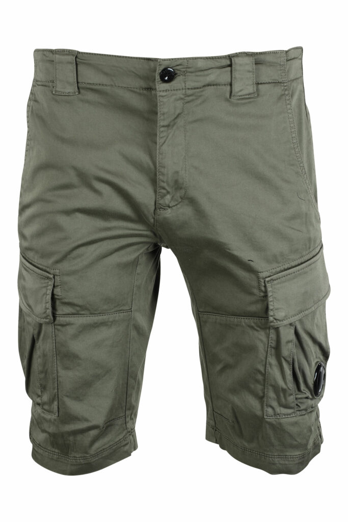 C.P. Company - Pantalón corto verde militar con bolsillos laterales y  minilogo circular - BLS Fashion