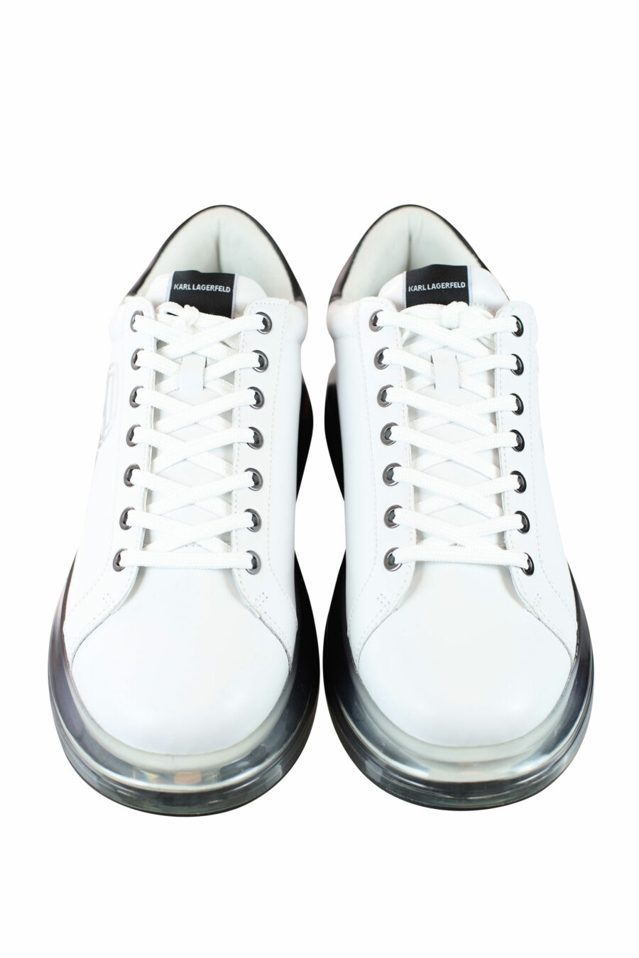 Zapatillas blancas con suela negra y logo degrade gris en silueta - IMG 0005