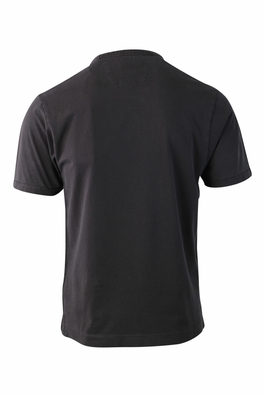 Camiseta negra con maxilogo parche - IMG 0034 1
