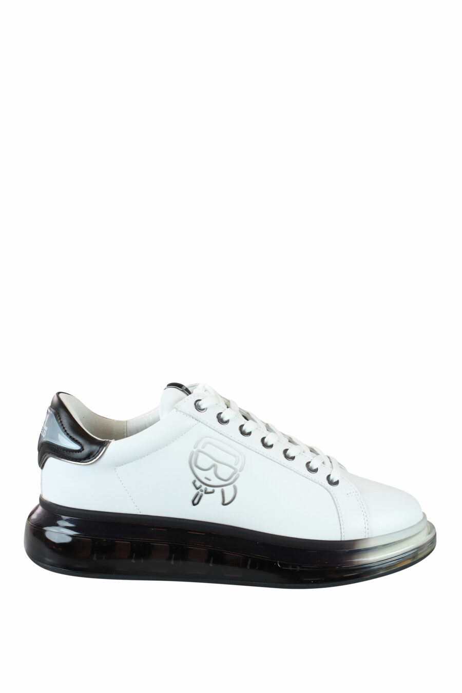 Zapatillas blancas con suela negra y logo degrade gris en silueta - IMG 0037