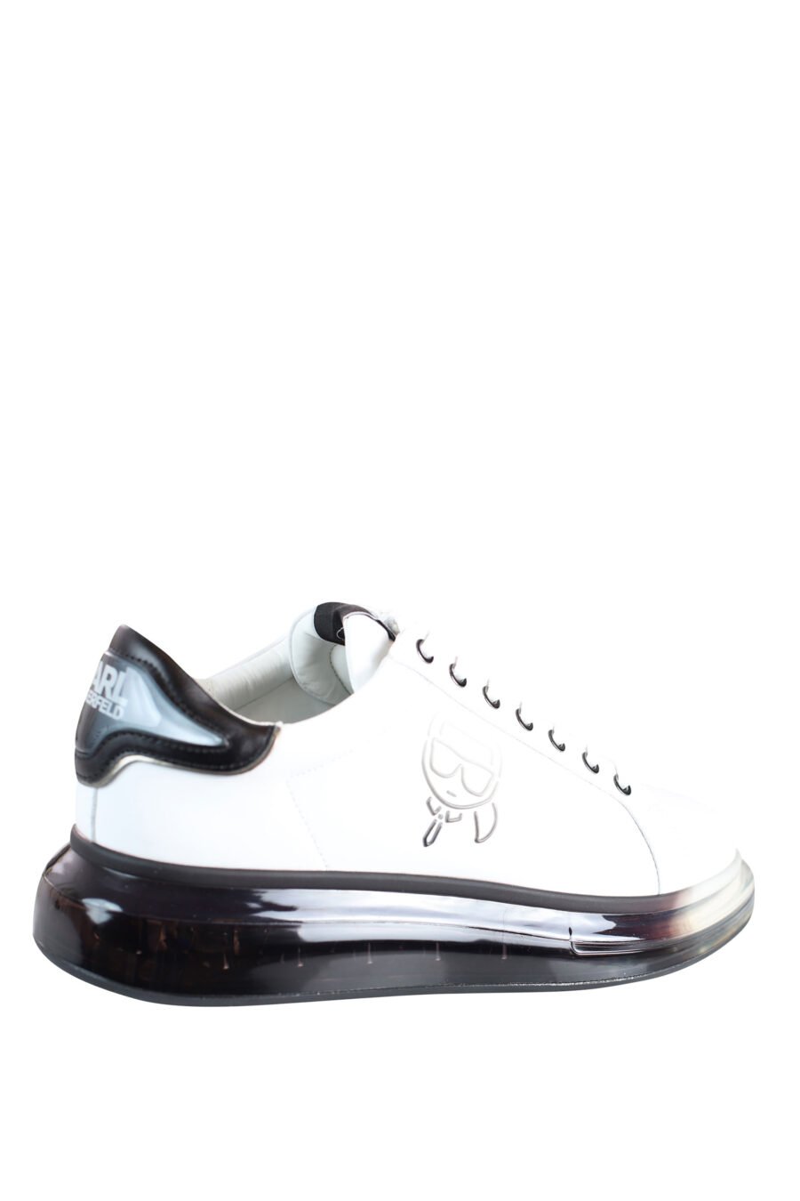 Zapatillas blancas con suela negra y logo degrade gris en silueta - IMG 0038