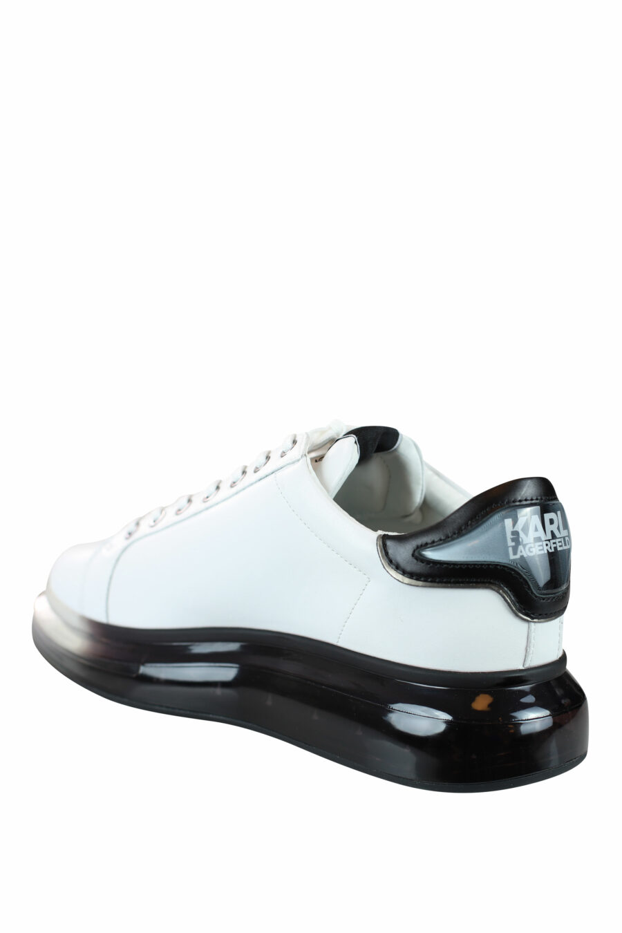 Zapatillas blancas con suela negra y logo degrade gris en silueta - IMG 0039