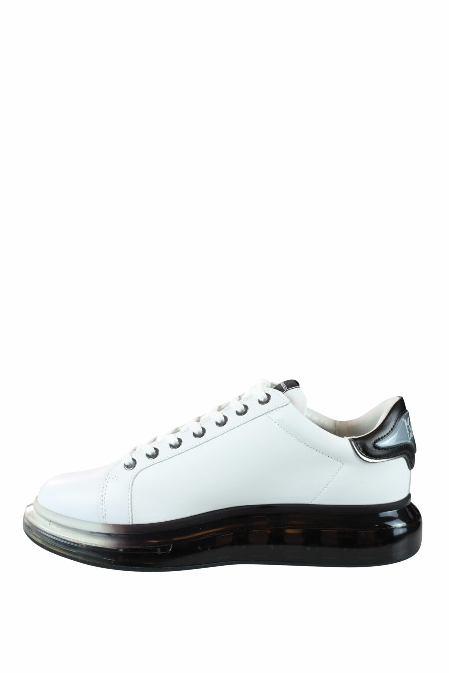 Zapatillas blancas con suela negra y logo degrade gris en silueta - IMG 0040