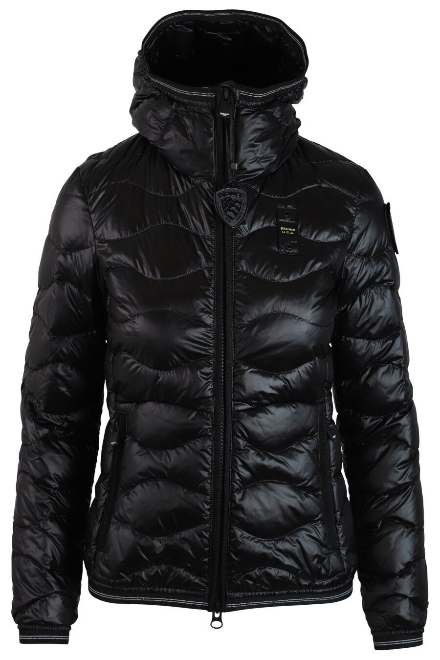 Schwarze Jacke mit Kapuze und Wellenlinien mit seitlichem Aufnäher - IMG 0223