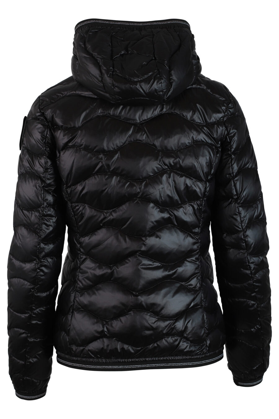 Schwarze Jacke mit Kapuze und Wellenlinien mit seitlichem Aufnäher - IMG 0225