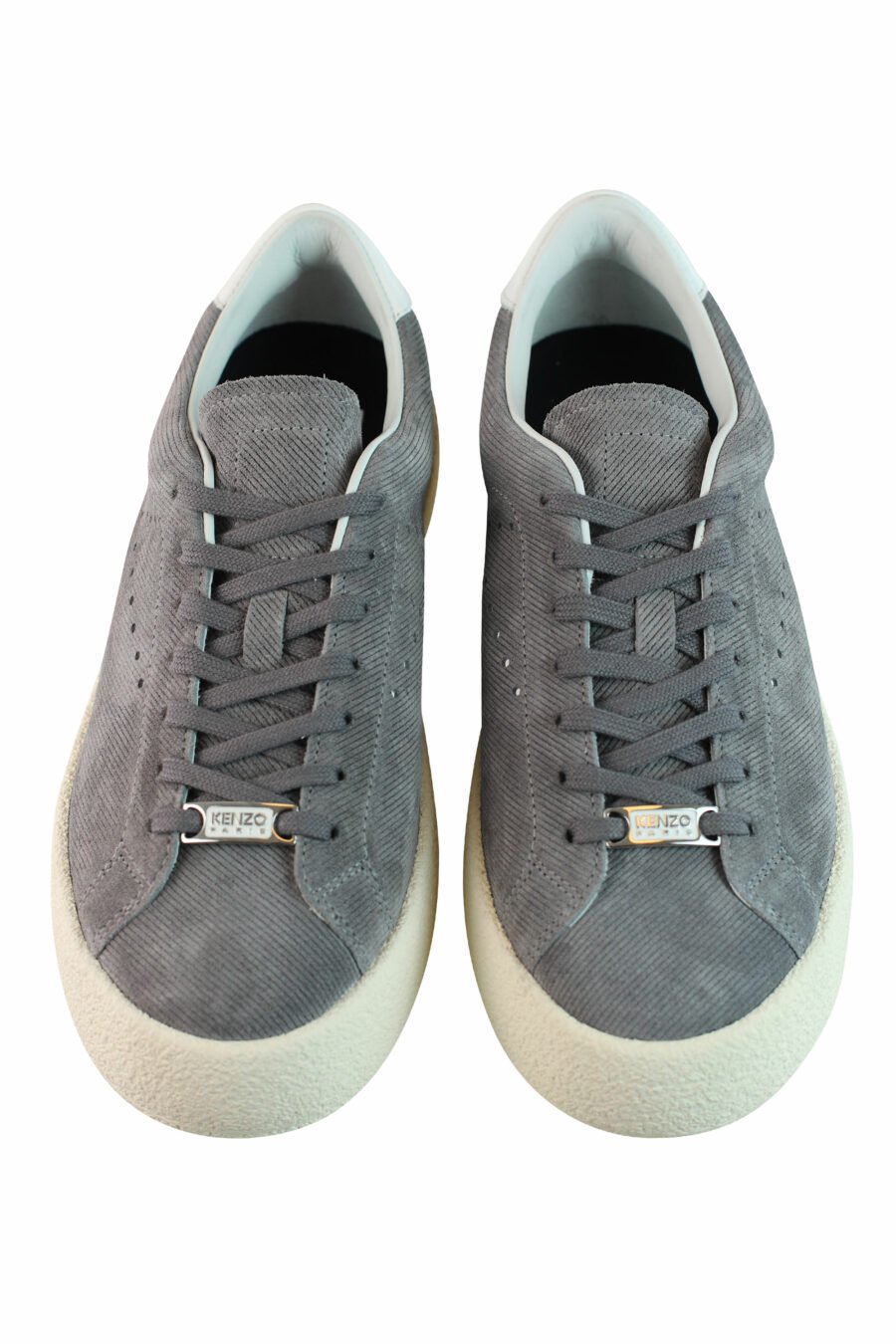 Zapatillas grises con logo - IMG 1024