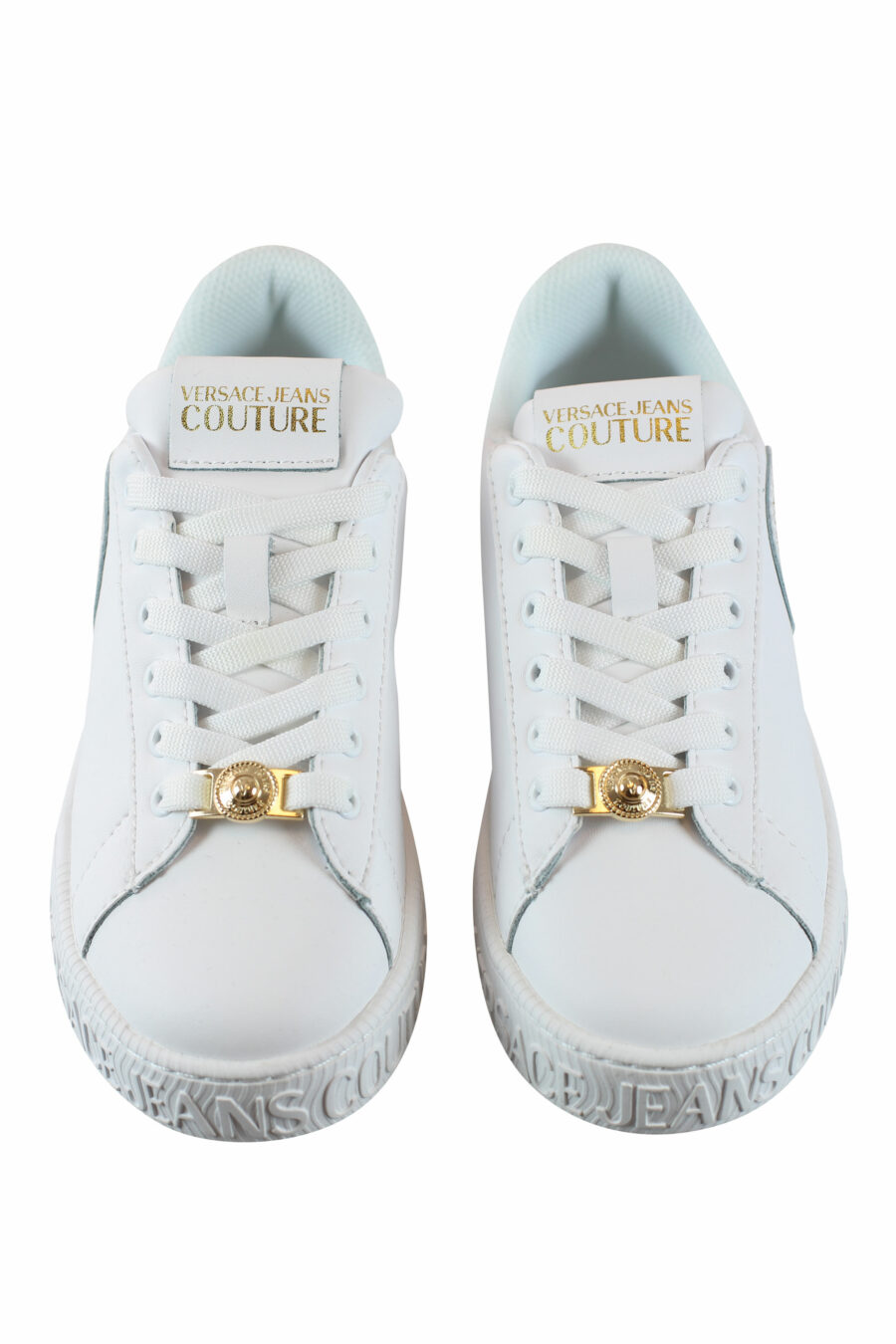 Zapatillas blancas y doradas con logo circular - IMG 4282