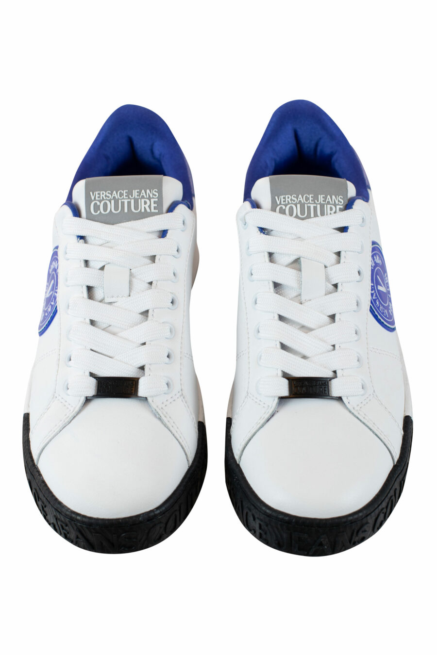 Zapatillas blancas con azul y logo circular - IMG 4297