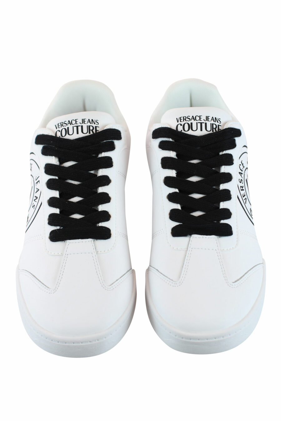 Zapatillas blancas con logo circular y cordones negros - IMG 4306