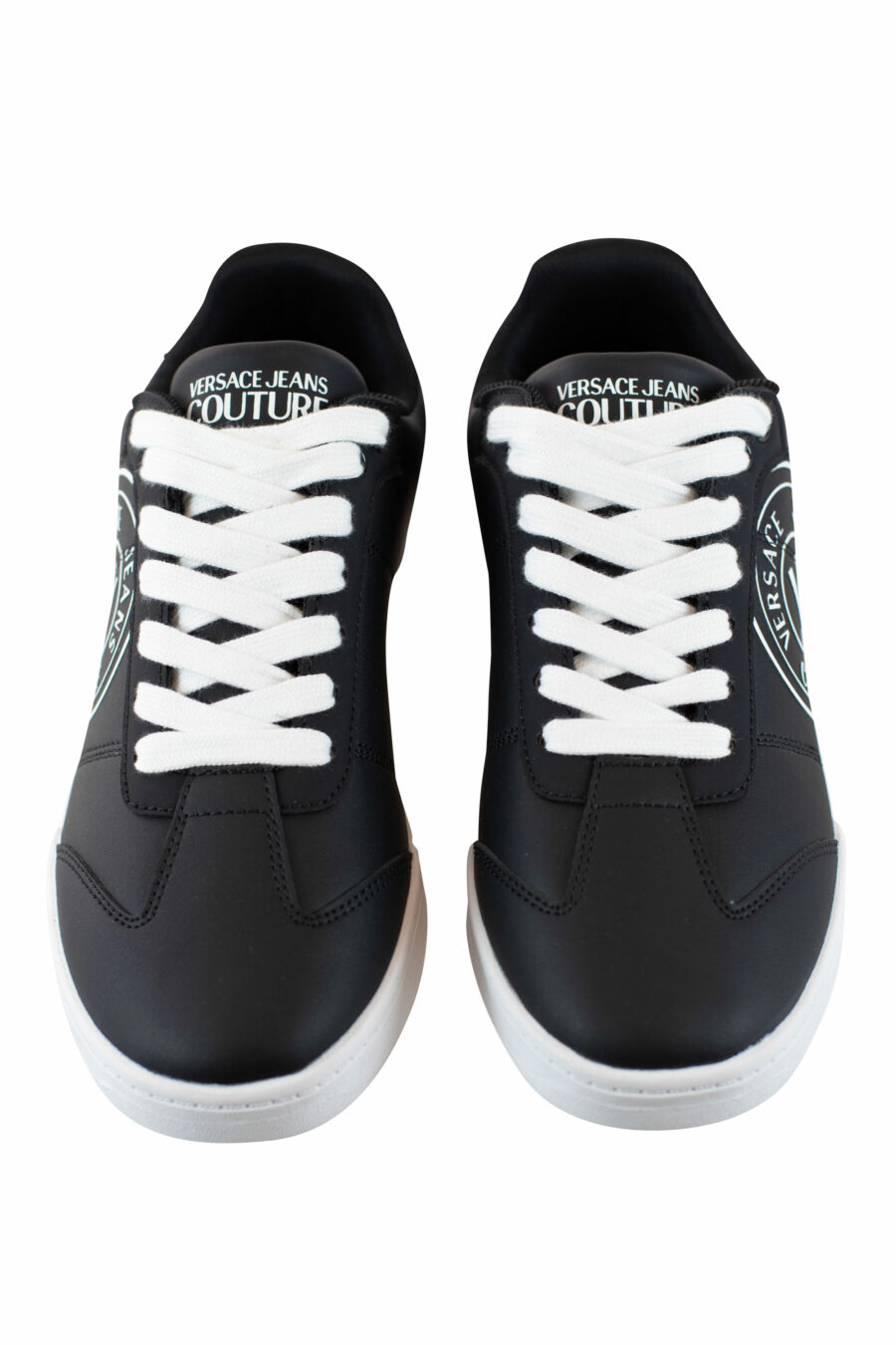 Zapatillas negras con logo circular y cordones blancos - IMG 4337
