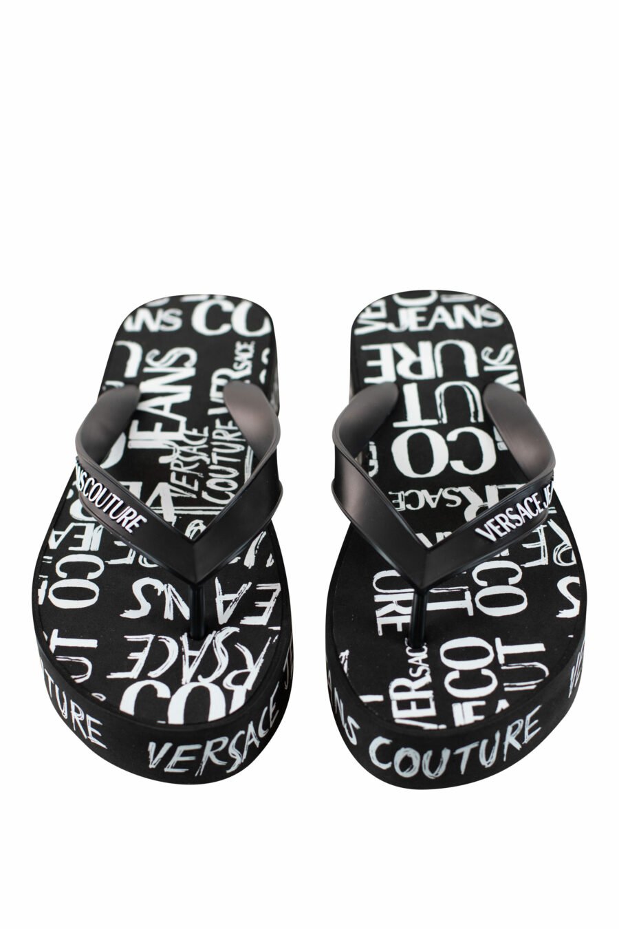 Schwarze Flip Flops mit weißem "All-Over-Logo" - IMG 4353