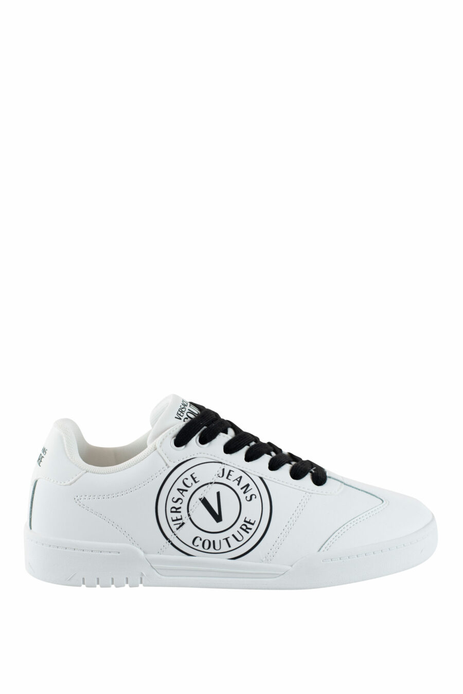 Zapatillas blancas con logo circular y cordones negros - IMG 4487