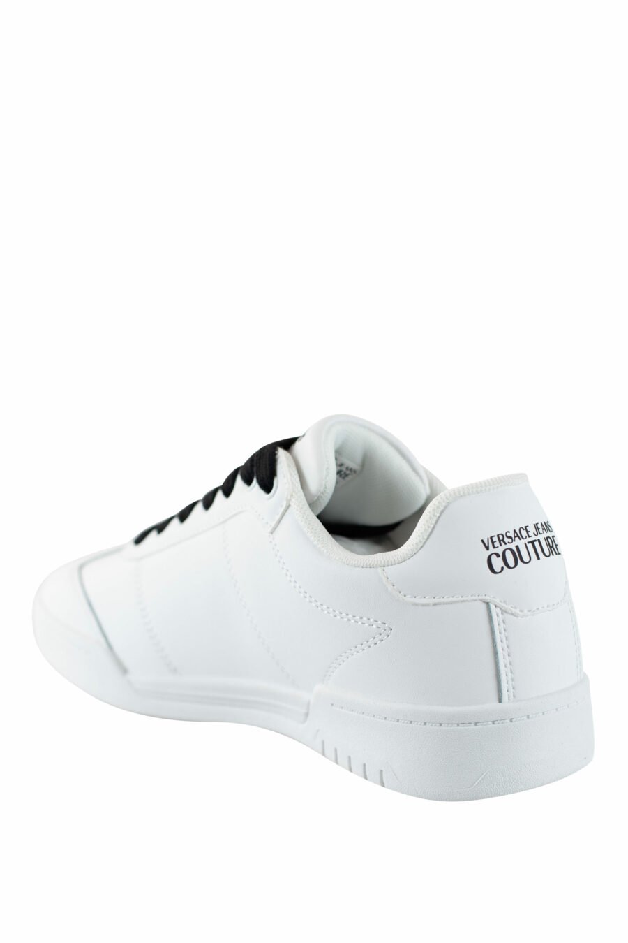 Zapatillas blancas con logo circular y cordones negros - IMG 4489