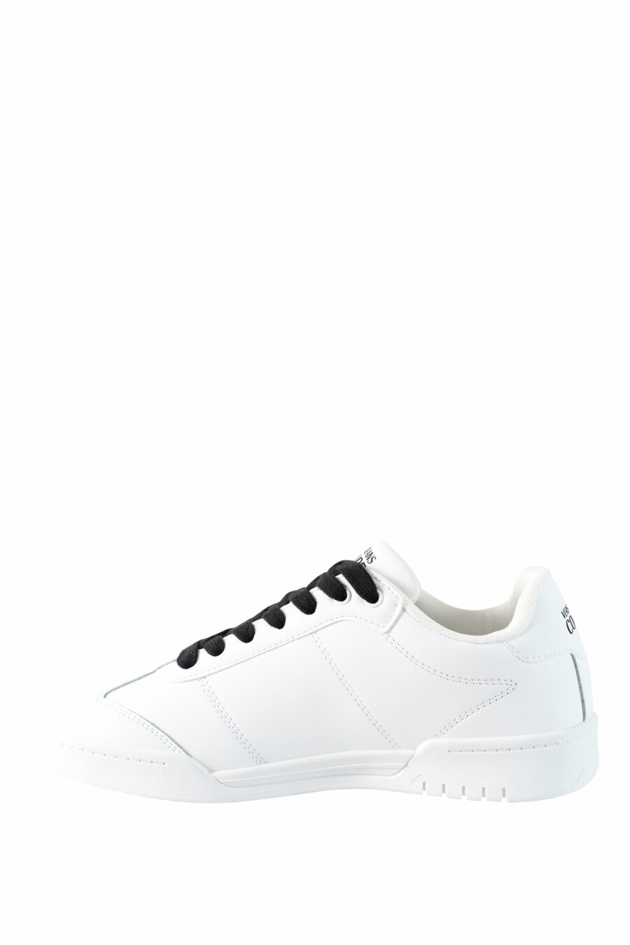 Zapatillas blancas con logo circular y cordones negros - IMG 4490
