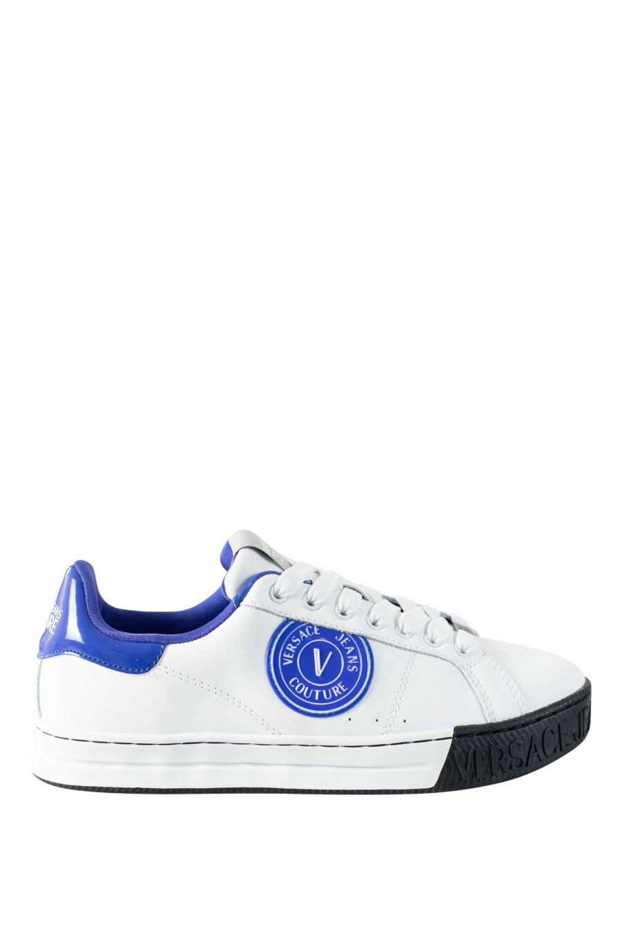 Zapatillas blancas con azul y logo circular - IMG 4502