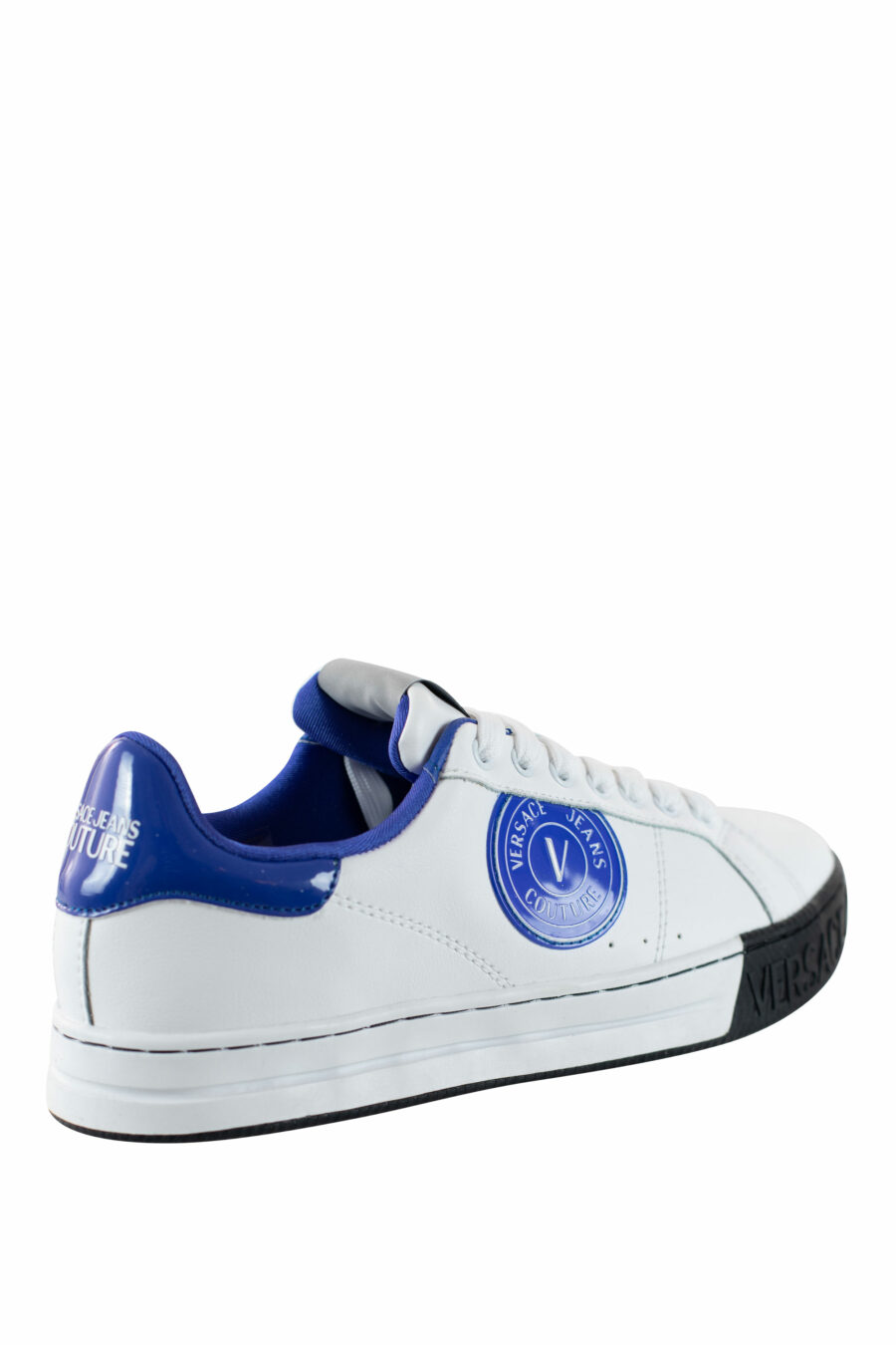 Zapatillas blancas con azul y logo circular - IMG 4503