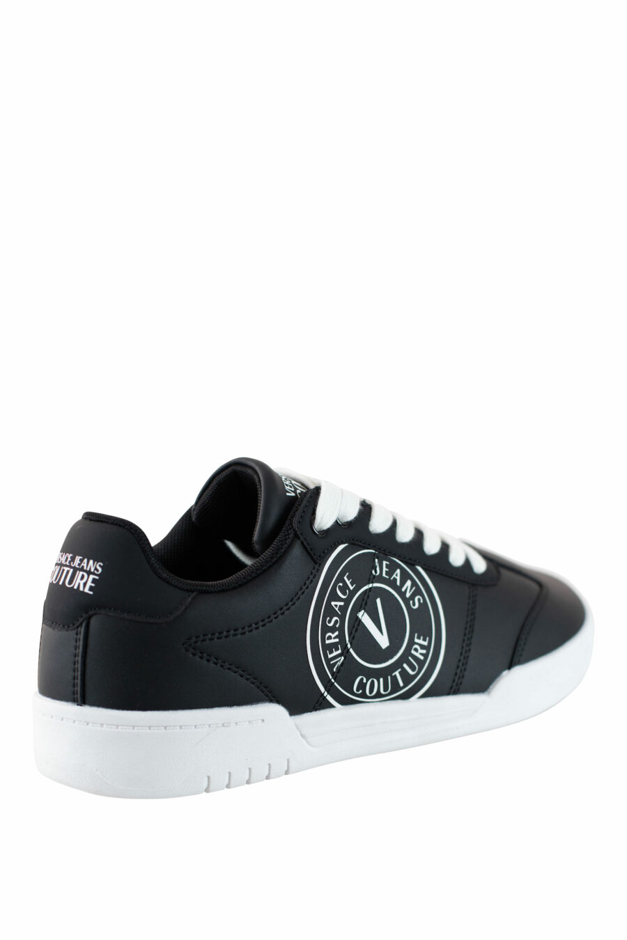 Zapatillas negras con logo circular y cordones blancos - IMG 4509