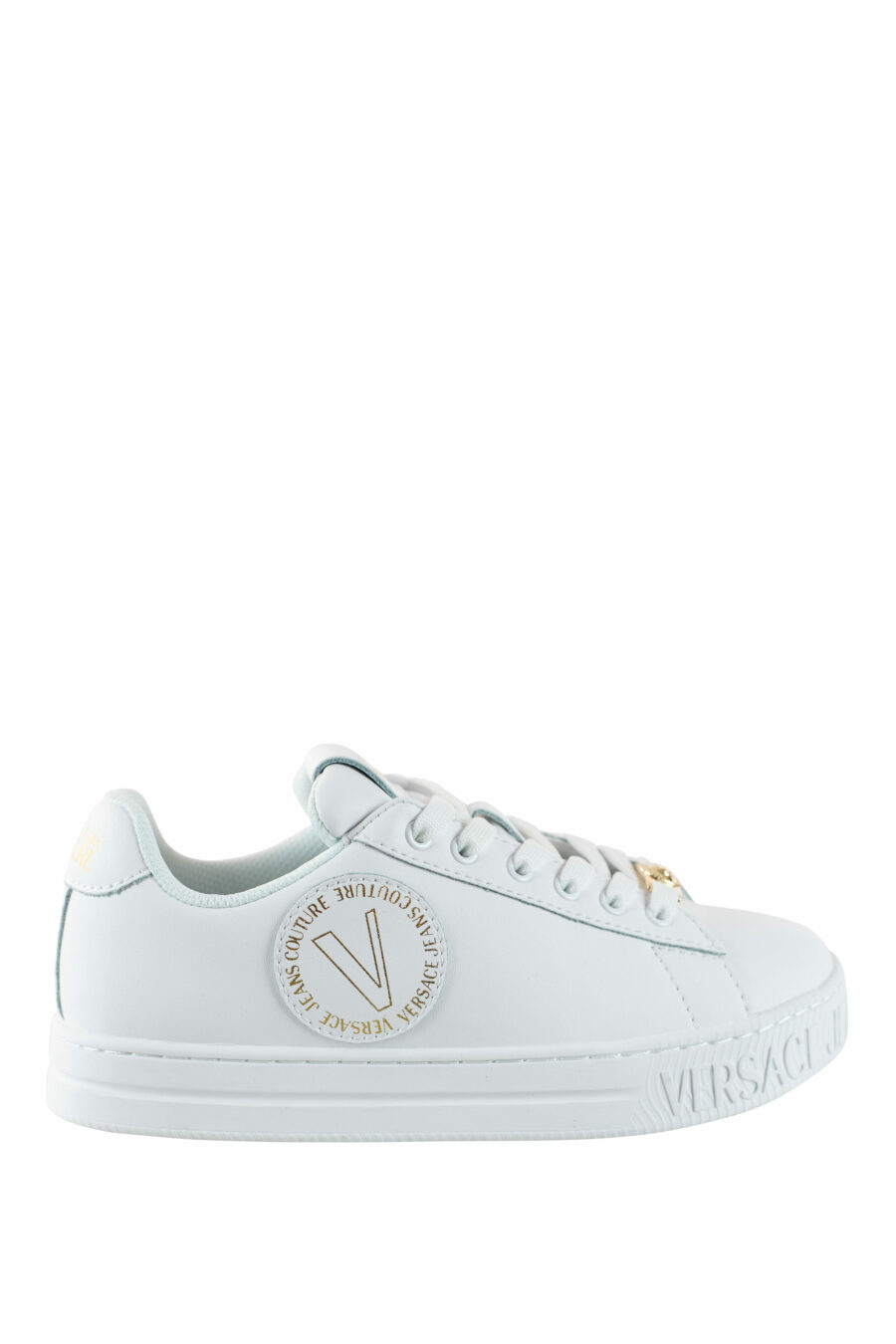 Zapatillas blancas y doradas con logo circular - IMG 4549