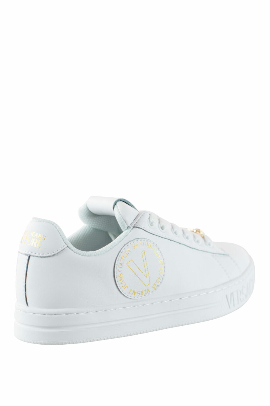 Zapatillas blancas y doradas con logo circular - IMG 4553