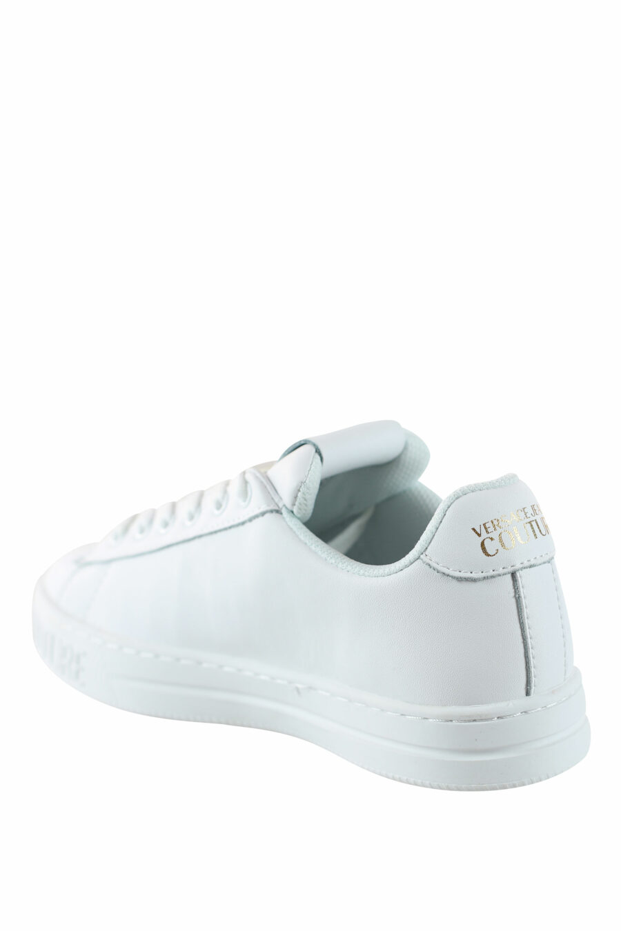Zapatillas blancas y doradas con logo circular - IMG 4554