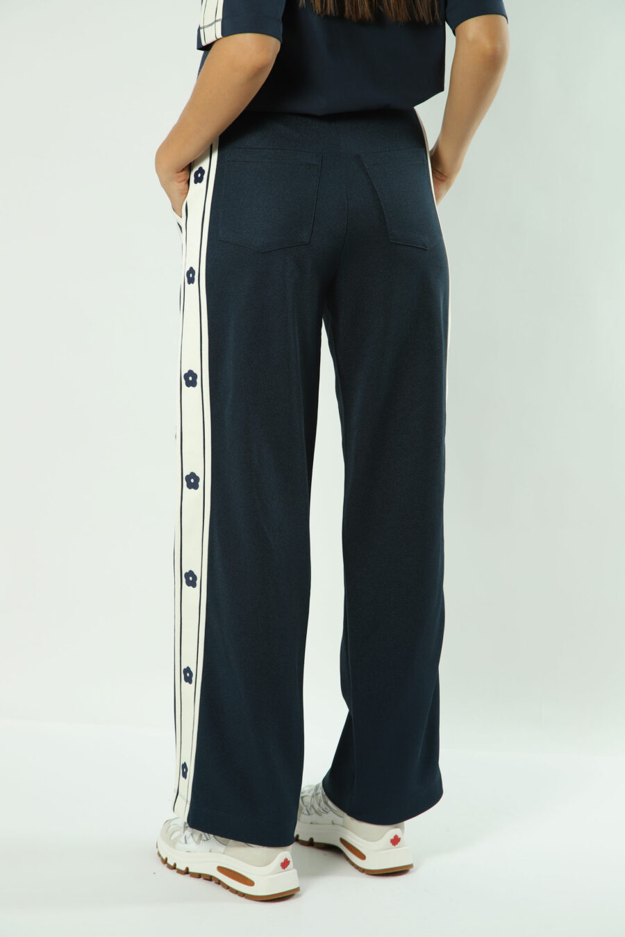Pantalón de chándal azul con beige y logo laterales - 3612230456457 3 1