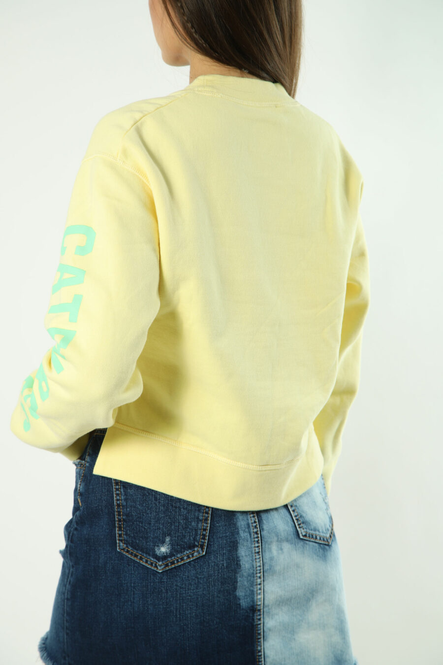 Gelbes Sweatshirt mit grünem Maxilogo und Text auf den Ärmeln - 8052134554463 2