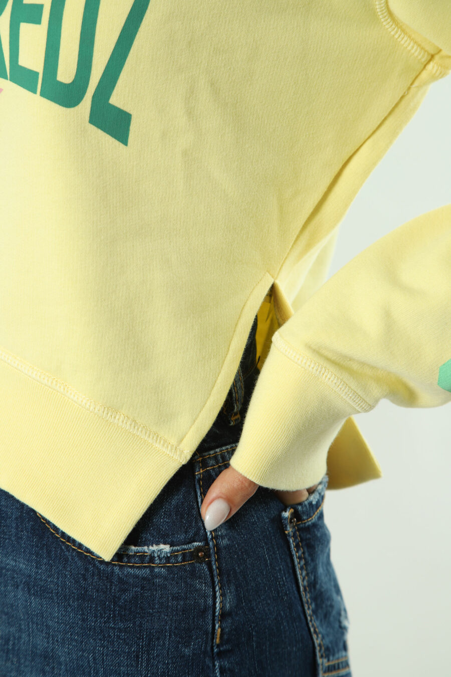 Gelbes Sweatshirt mit grünem Maxilogo und Text auf den Ärmeln - 8052134554463 3
