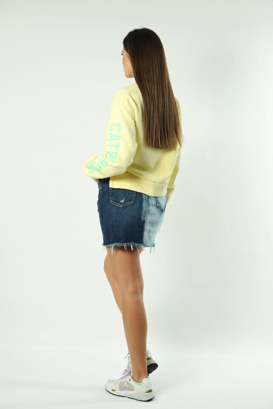 Gelbes Sweatshirt mit grünem Maxilogo und Text auf den Ärmeln - 8052134554463 5