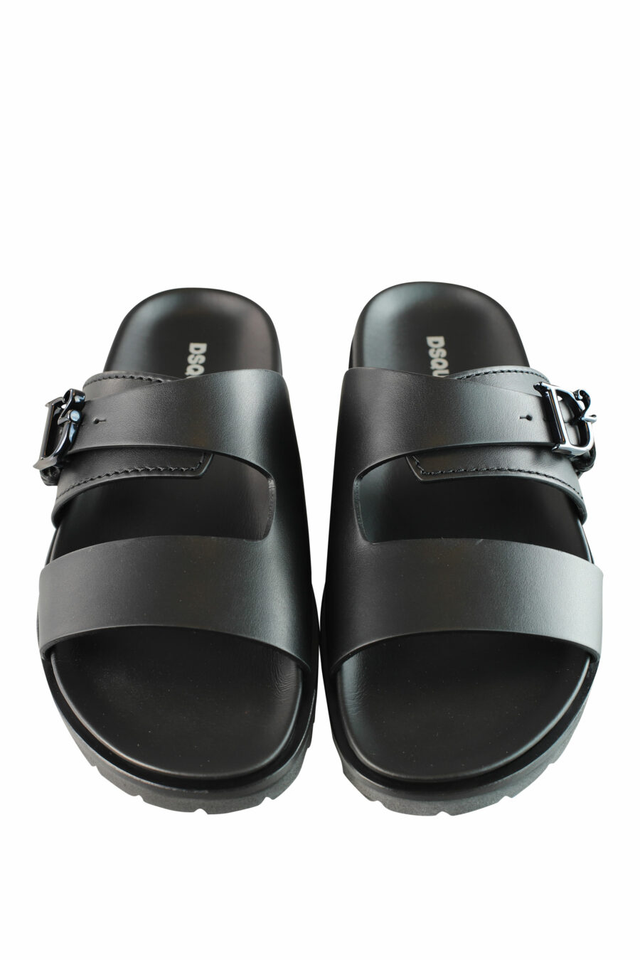 Sandalias negras con logo "D2" monocromático en metal - IMG 1290