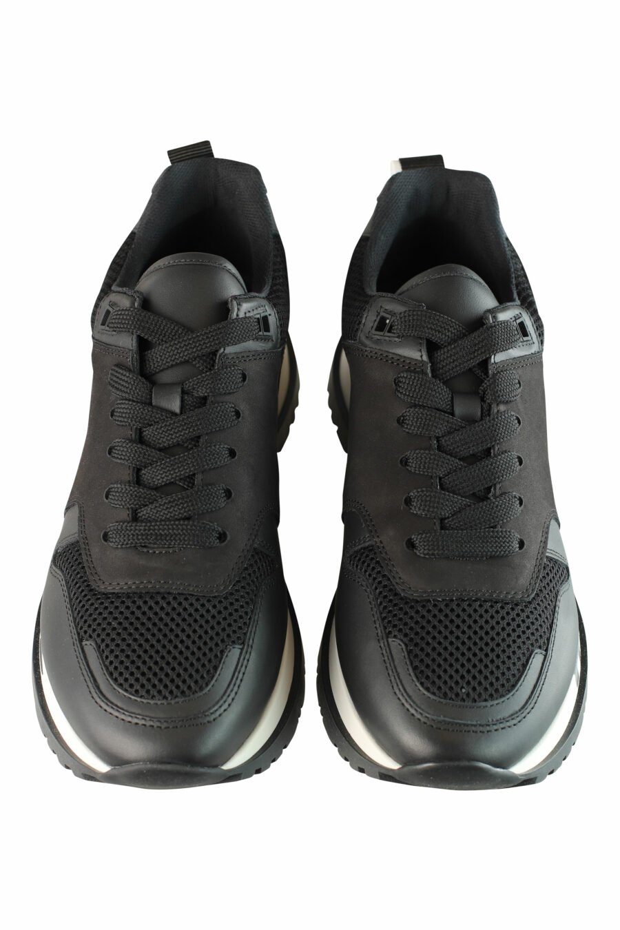 Chaussures de course noires avec semelle blanche et logo noir - IMG 1361