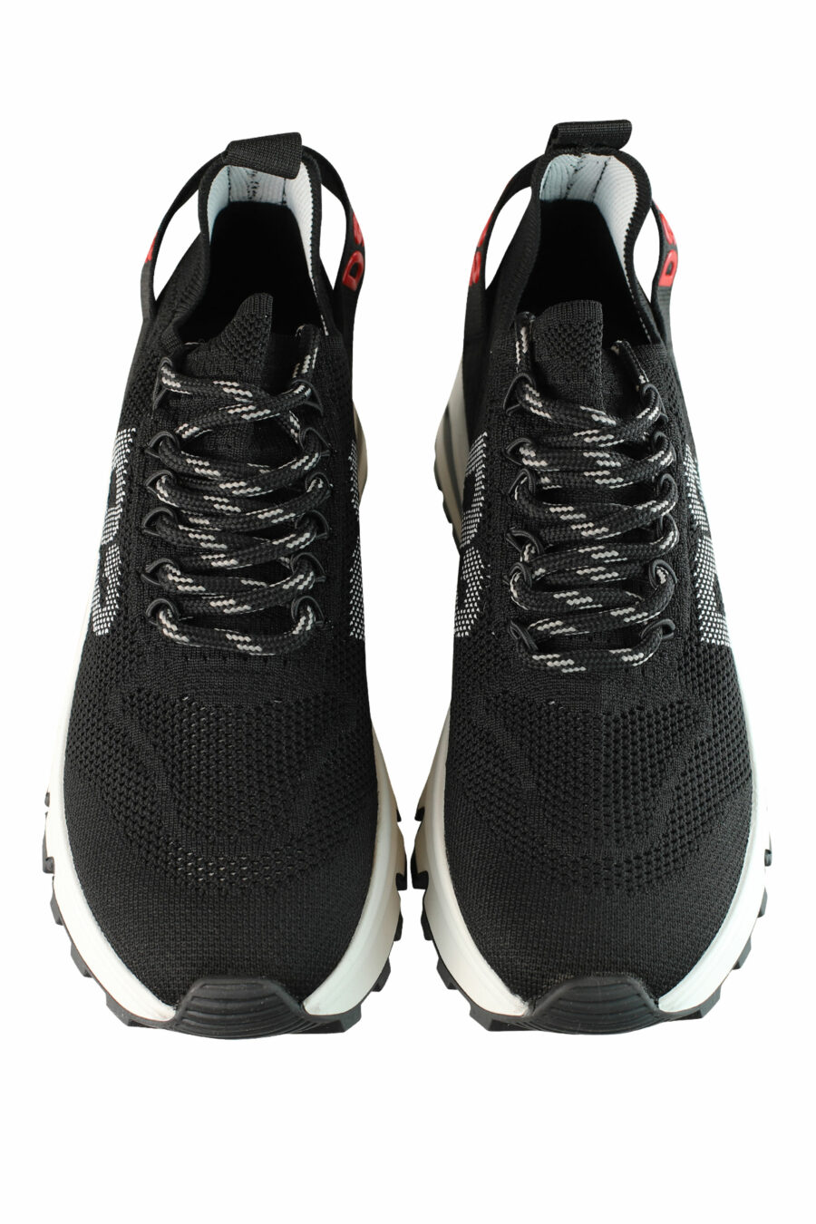 Zapatillas negras "Run D2" con logo en rojo - IMG 1367