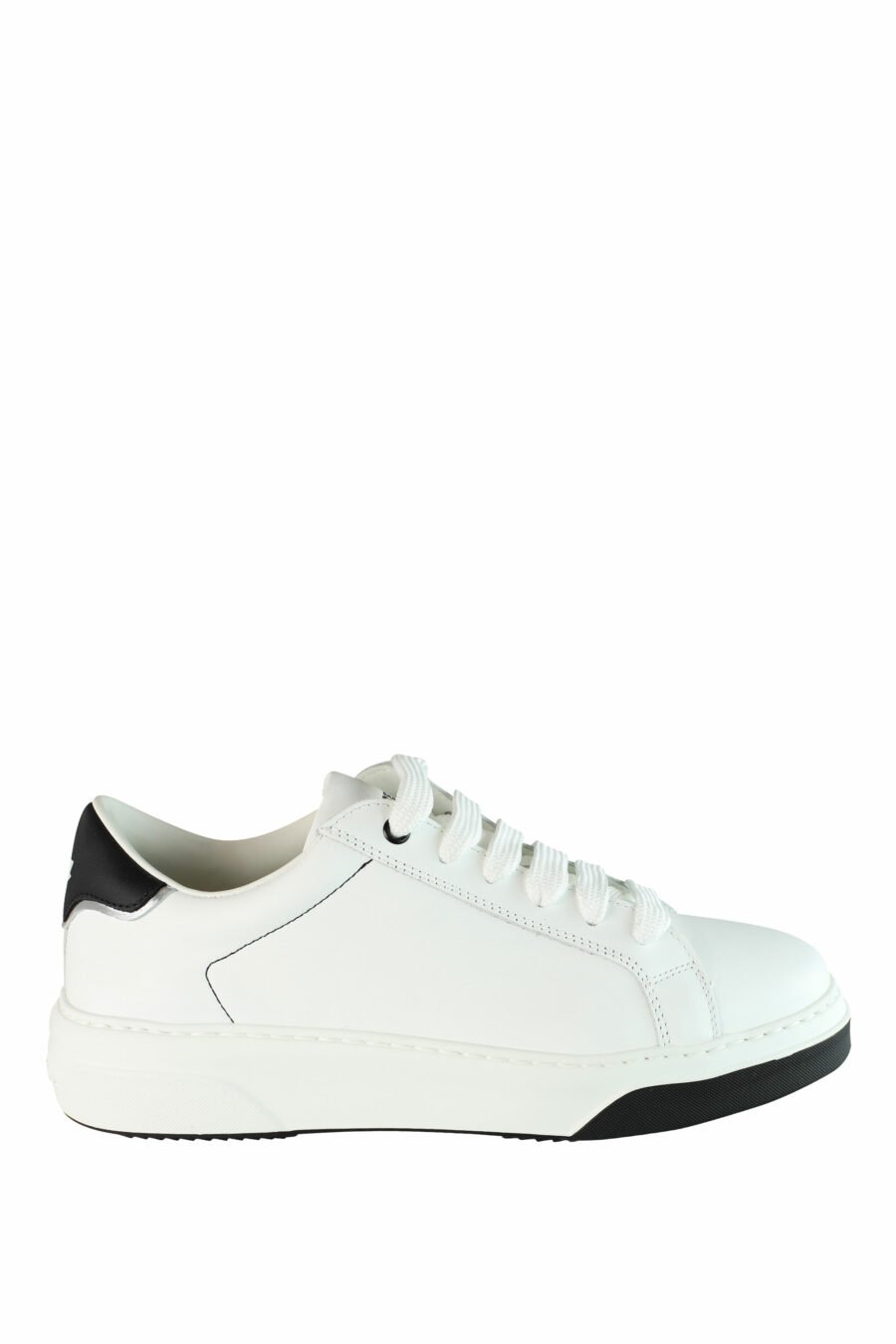 Zapatillas blancas "bumper" con detalles negros y logo - IMG 1425
