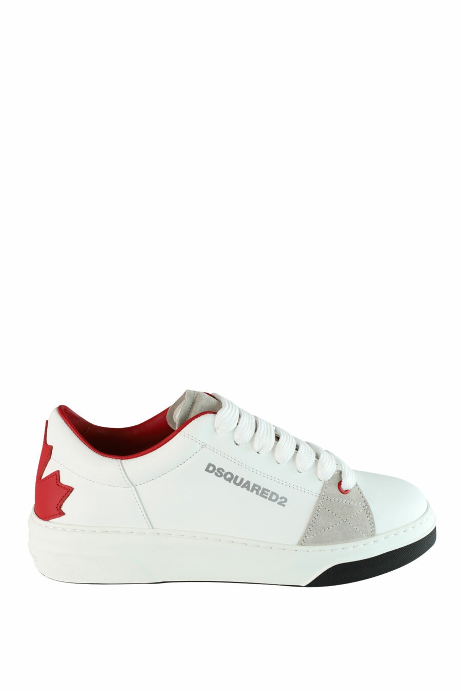 Zapatillas blancas con logo hoja roja y detalles beige - IMG 1435