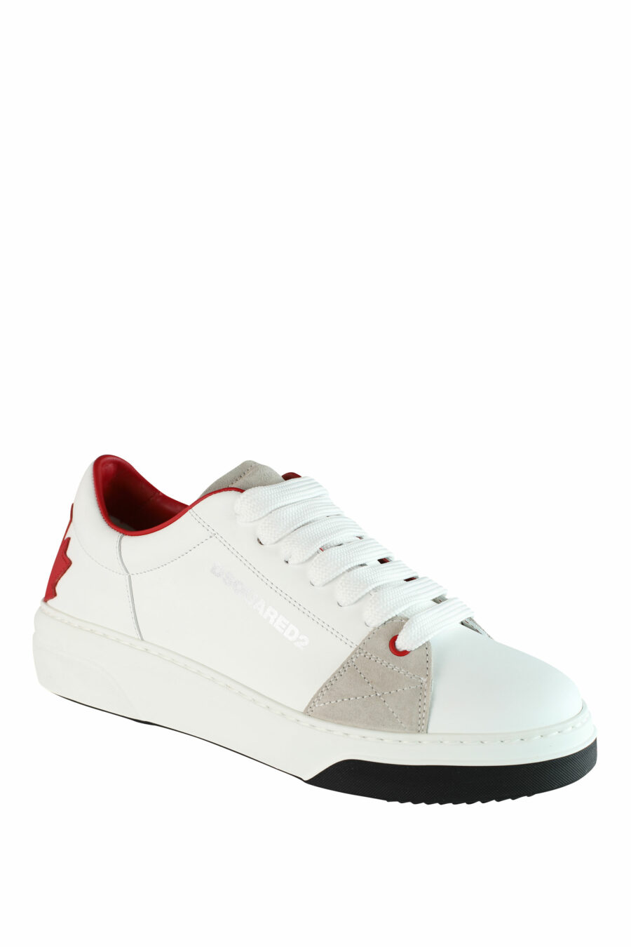 Zapatillas blancas con logo hoja roja y detalles beige - IMG 1438