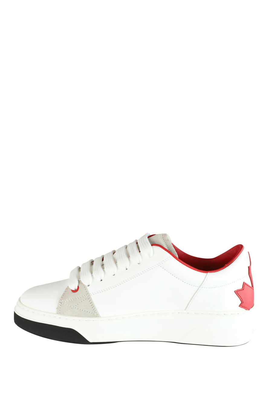 Zapatillas blancas con logo hoja roja y detalles beige - IMG 1439