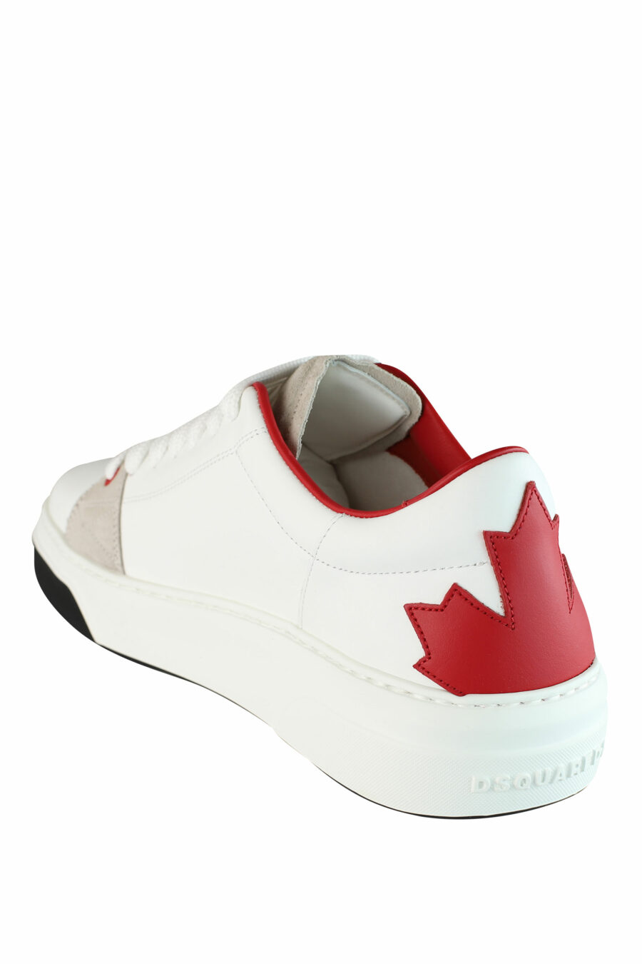 Zapatillas blancas con logo hoja roja y detalles beige - IMG 1440