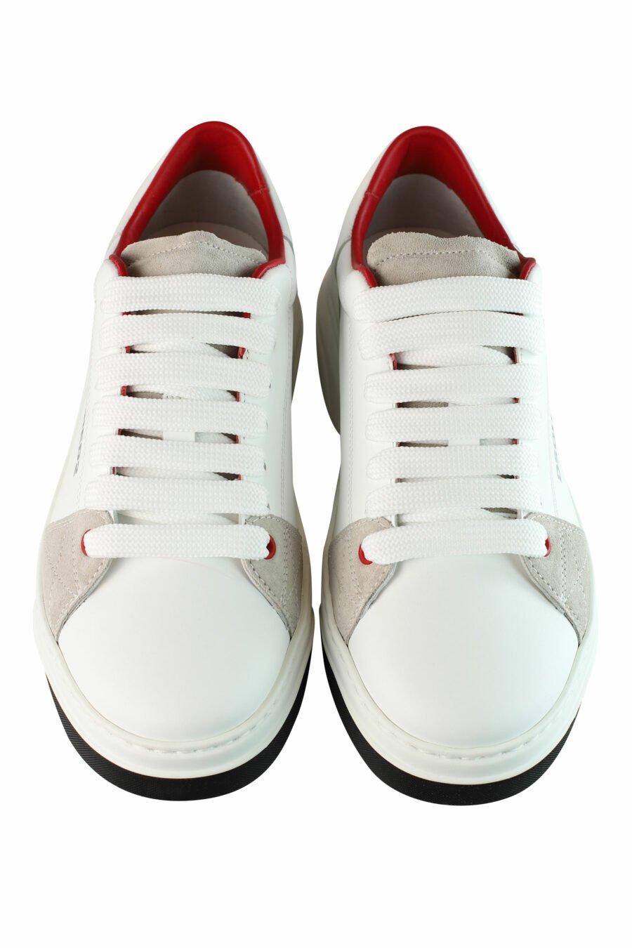 Baskets blanches avec logo en forme de feuille rouge et détails beiges - IMG 1441