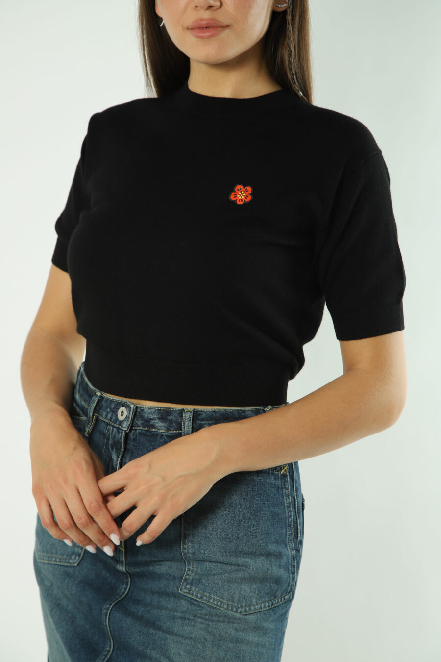 Schwarzer Pullover mit orangem Mini-Logo - Fotos 1295