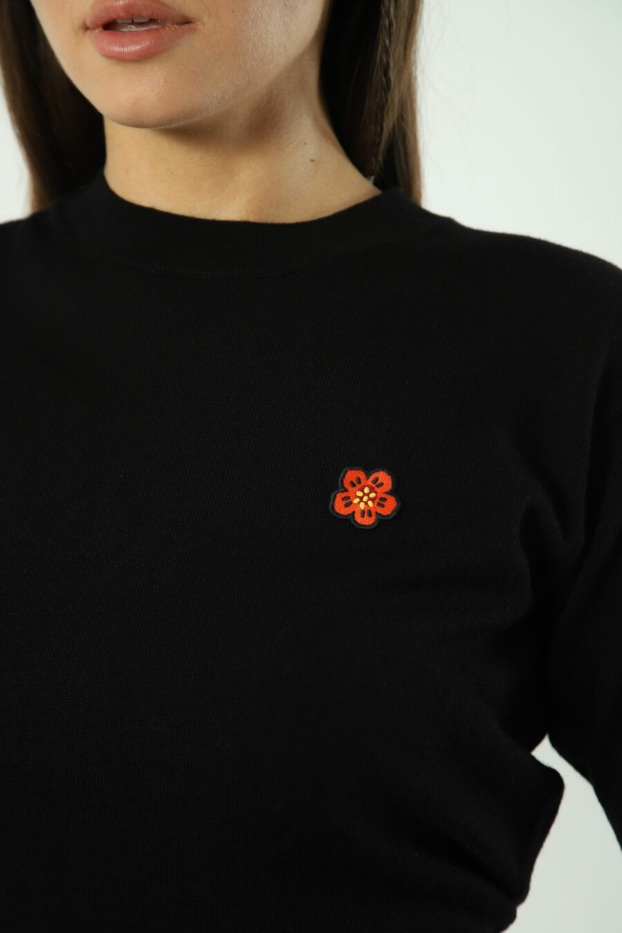 Schwarzer Pullover mit orangem Mini-Logo - Fotos 1297