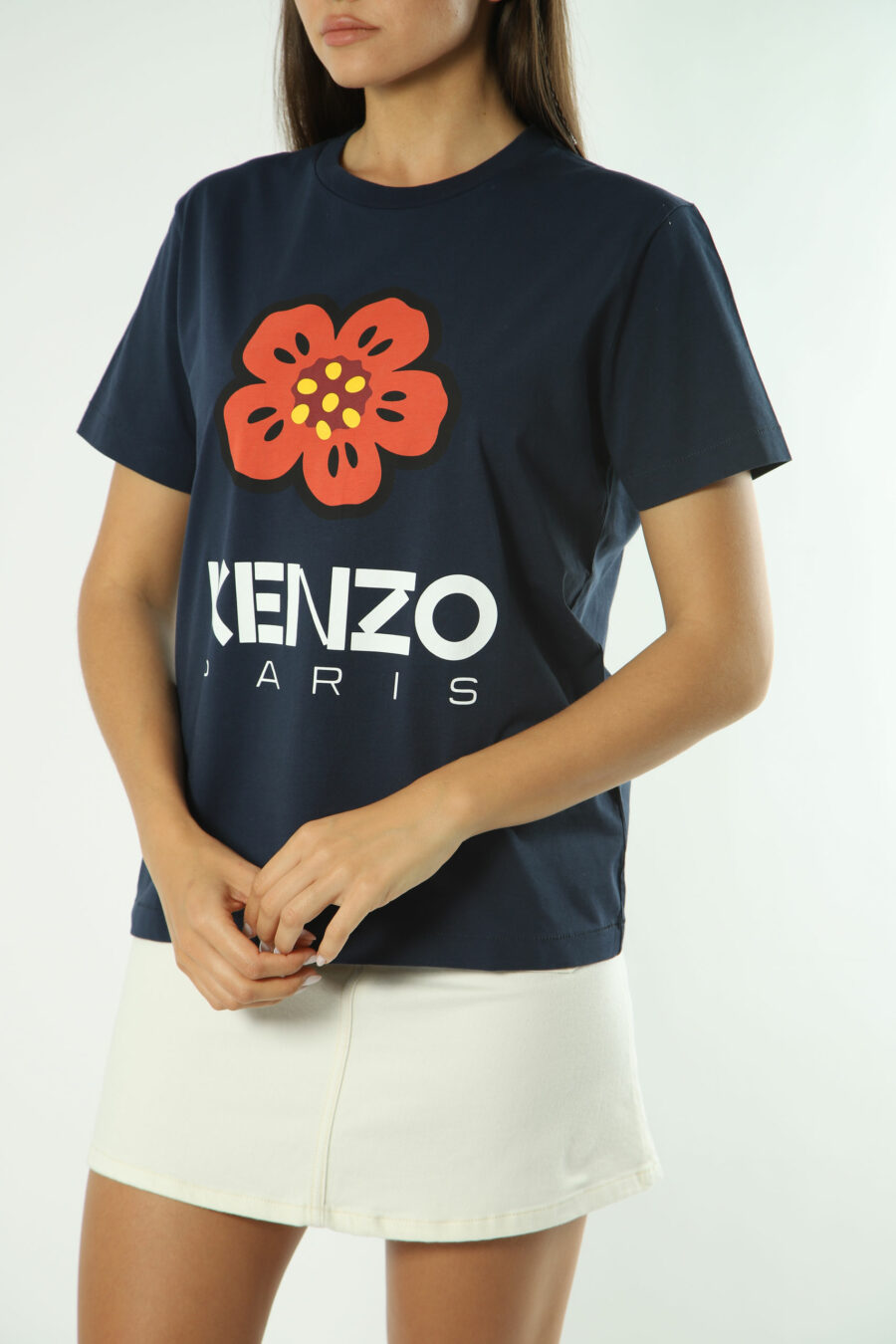 T-shirt azul com maxilogo de flores laranja - Fotos 1398