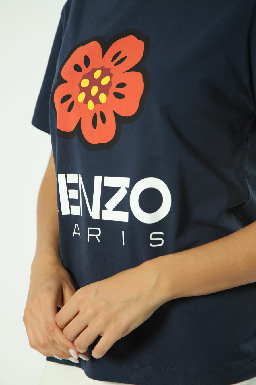 T-shirt azul com maxilogo de flores cor de laranja - Fotos 1400