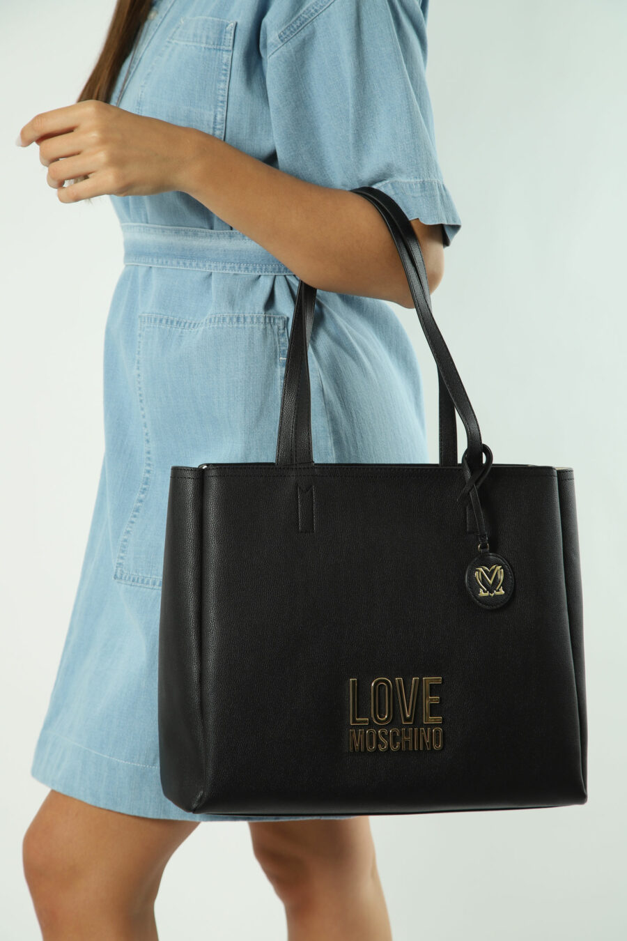 Schwarze Shopper-Tasche mit goldenem Logo-Schriftzug - Fotos 1445