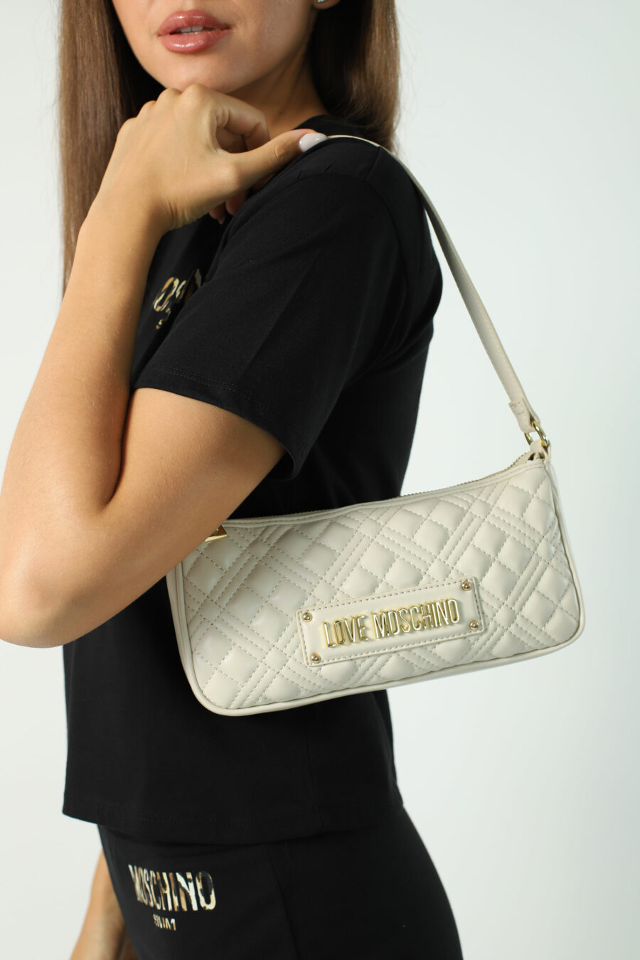 White quilted shoulder bag with gold logo - Photos 2371
