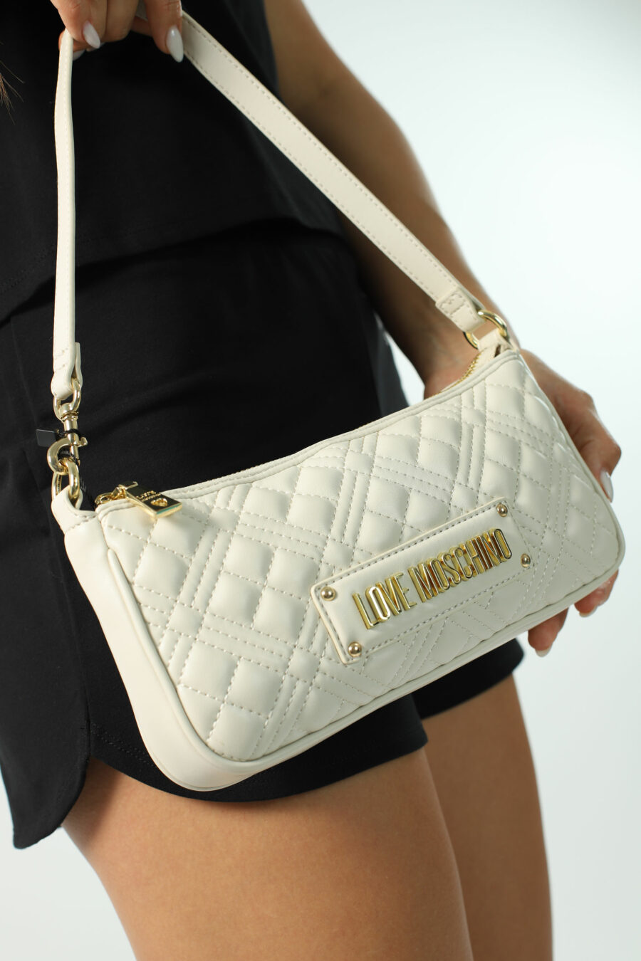 White quilted shoulder bag with gold logo - Photos 2372