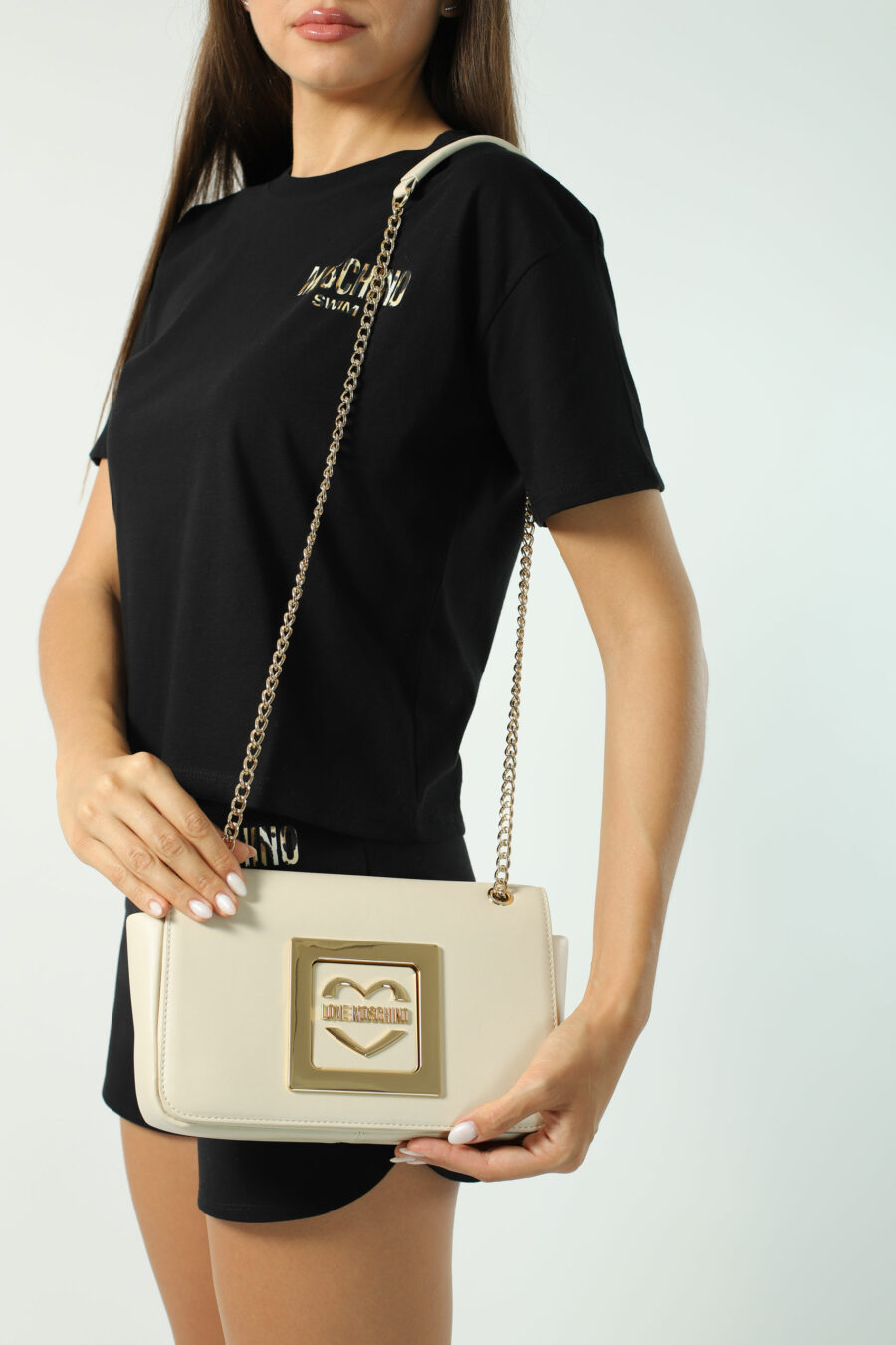 Beige shoulder bag with gold logo and chain - Photos 2385