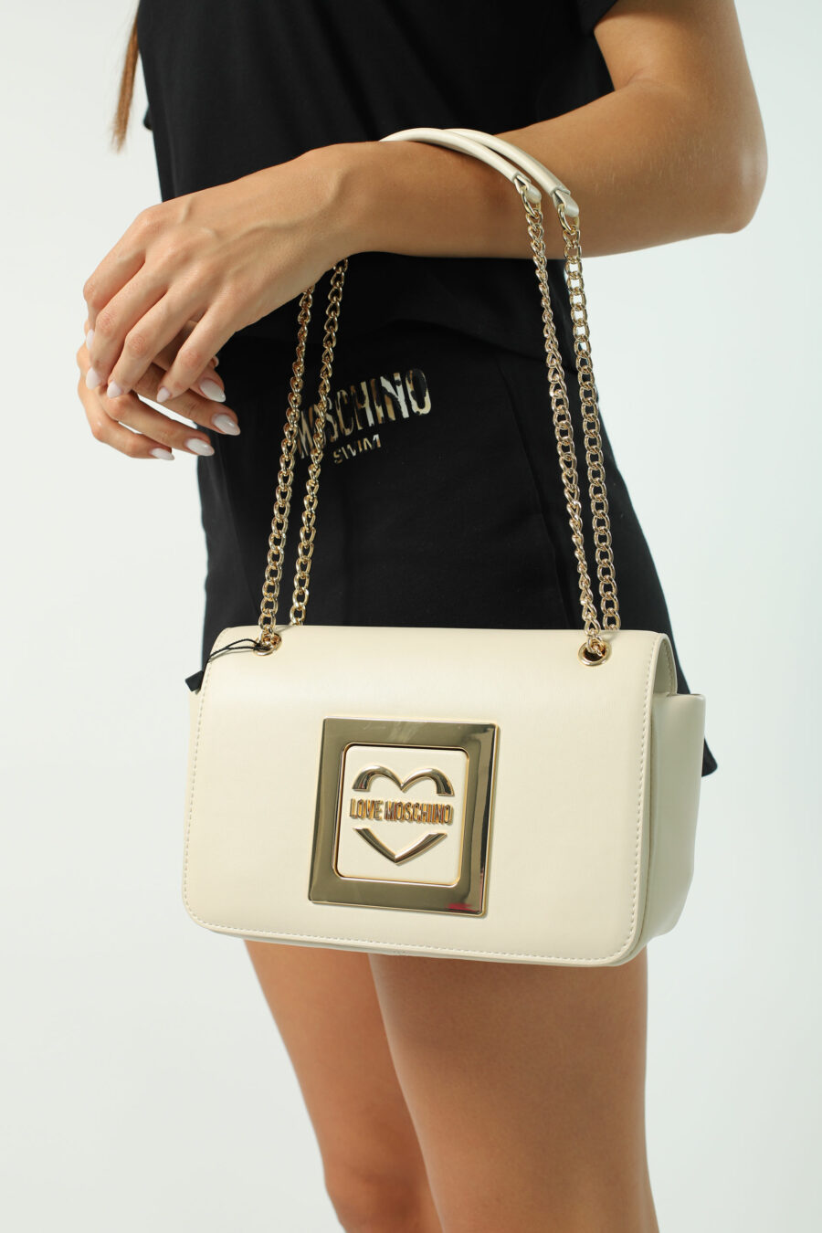 Beige shoulder bag with gold logo and chain - Photos 2386